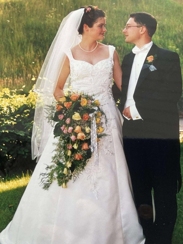 billede fra deres bryllup, hvor de kigger på hinanden